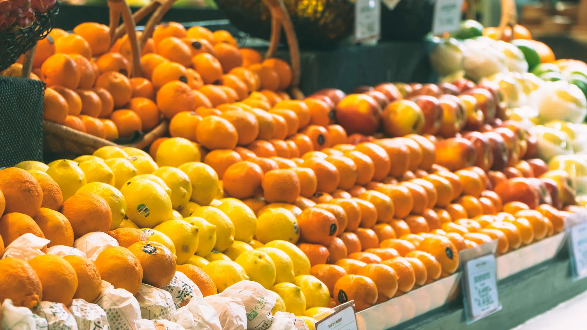 Kisten mit Orangen auf einem Markt